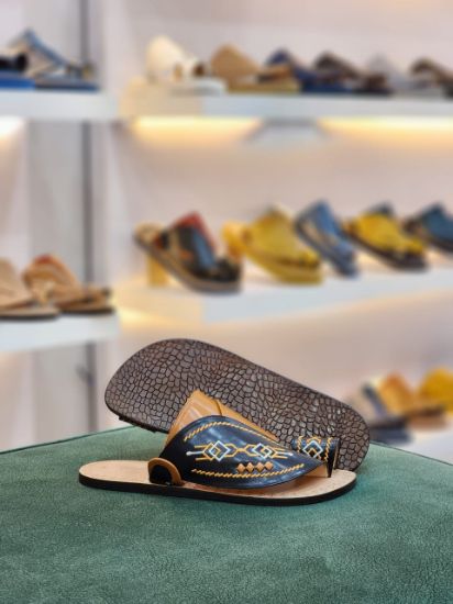 صورة زبيري وطني مطرز  ارضيه جلد مديل م22